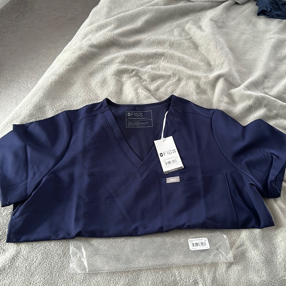 NWT FIGS Catarina One Pocket Top